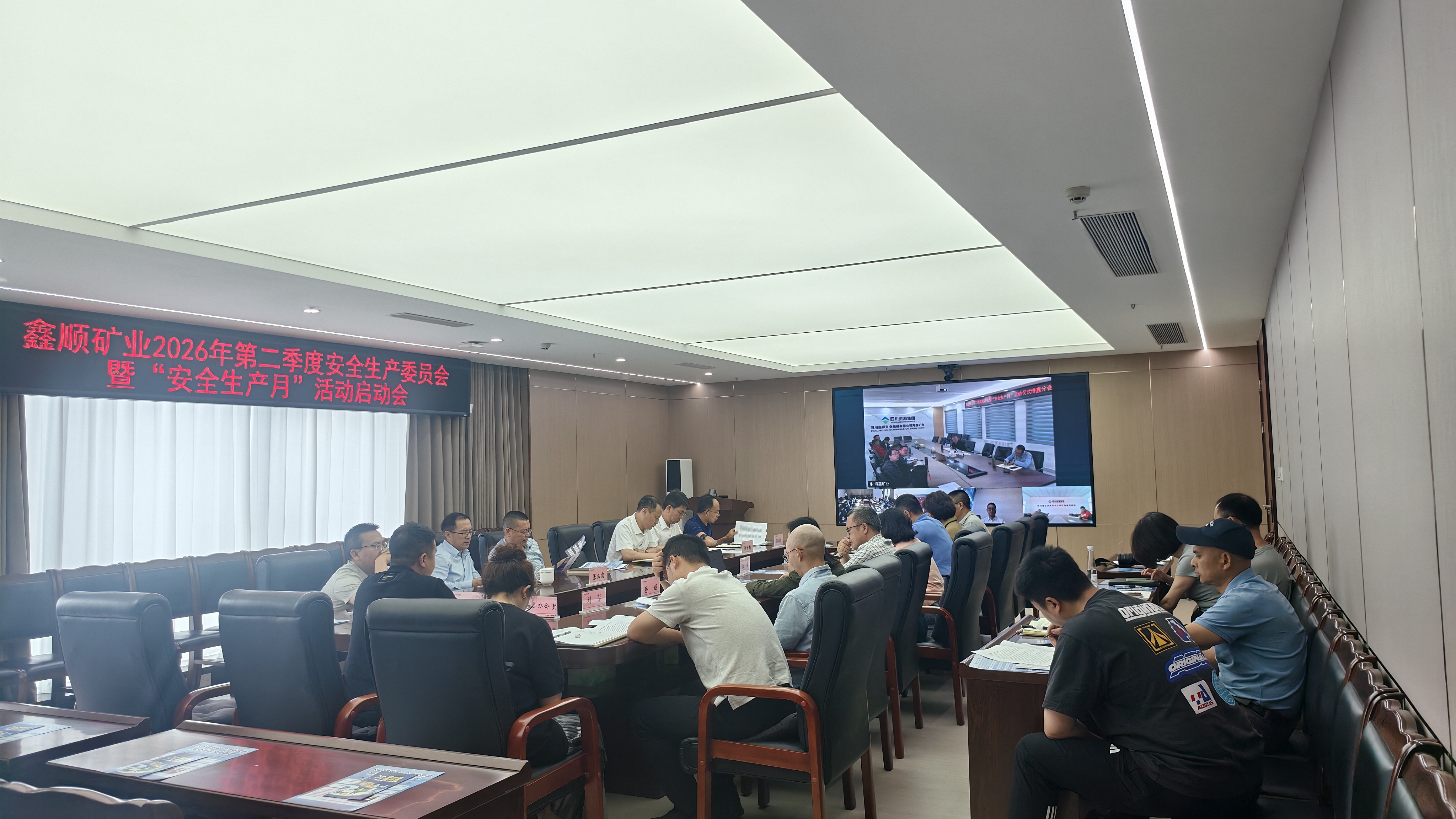 两张照片基本一致，，，，，，你看选哪张1