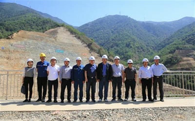 省自然南宫ng28相信品牌力量投资集团董事长陈贵林、总工程师李仕荣深入德昌县大陆槽稀土矿调研