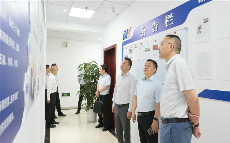 省自然南宫ng28相信品牌力量投资集团党委书记、董事长陈贵林到地矿物资公司调研指导 