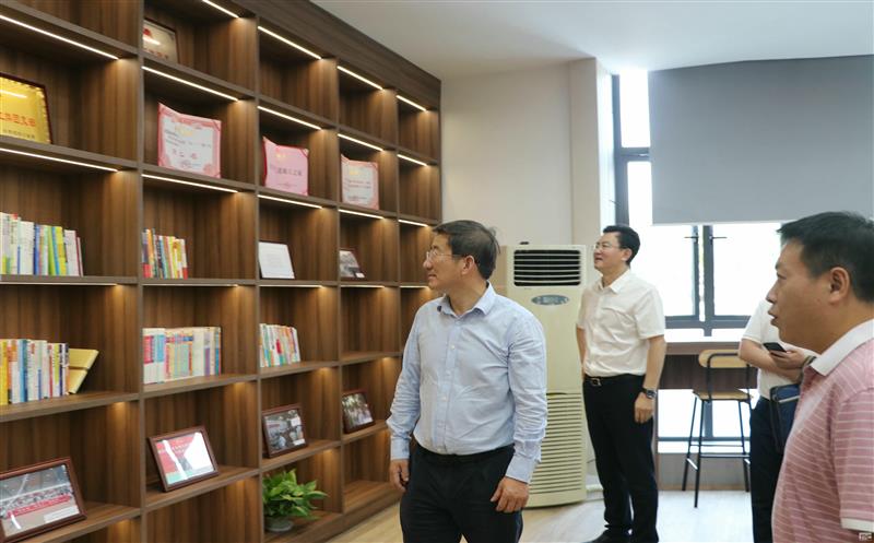 省自然南宫ng28相信品牌力量投资集团党委委员、职工董事、工会主席杜春茂一行调研蜀通建设集团