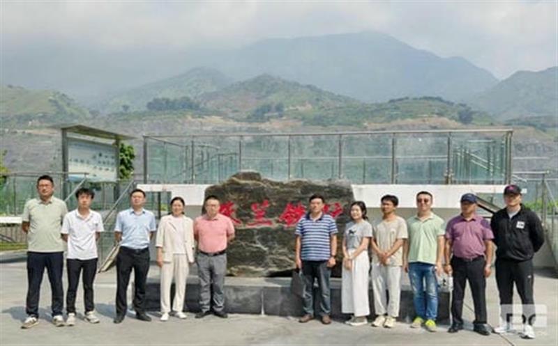 走出去，，，，，，，，汲取智慧，，，，，，，，对标学习找差距 ——和地矿业赴攀钢朱兰铁矿参观学习