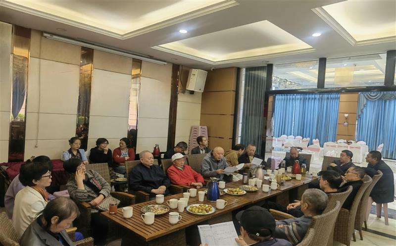 地创光电离退休党支部集中学习党的二十届三中全会及省委十二届六次全会精神