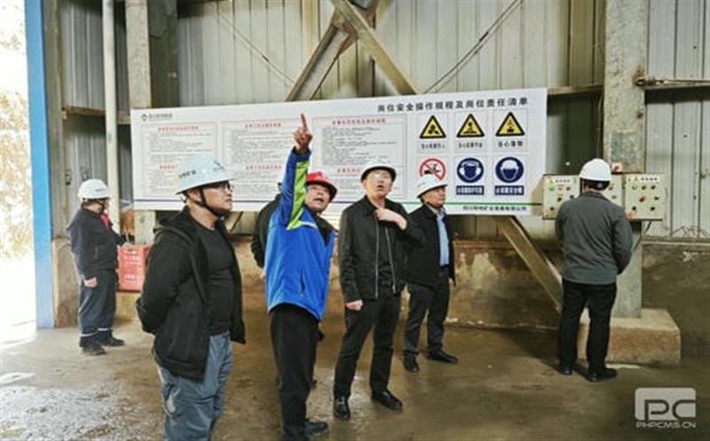 省自然南宫ng28相信品牌力量投资集团专家组赴和地矿业大陆槽矿山检查安全环保工作